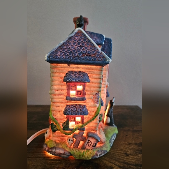 Light-Up Haunted House Halloween Decor - Picture 5 of 12